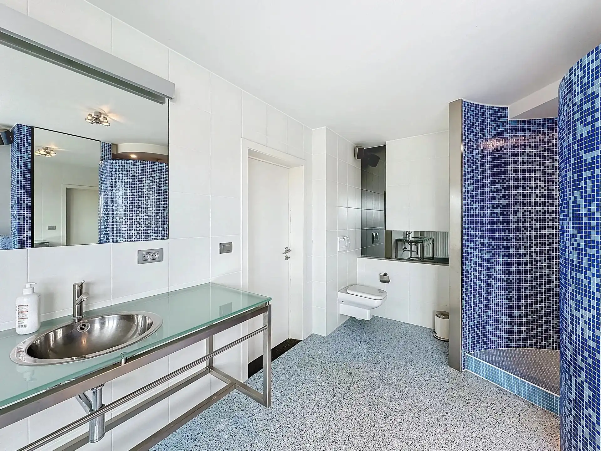 Unieke moderne woning met een dubbele bestemming op een perceel van 29a24ca. foto 59