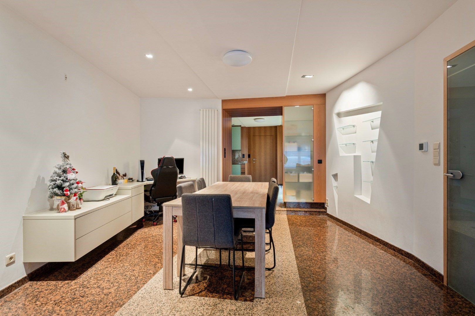 Verrassend ruime woning met knap terras en diepe tuin foto 5