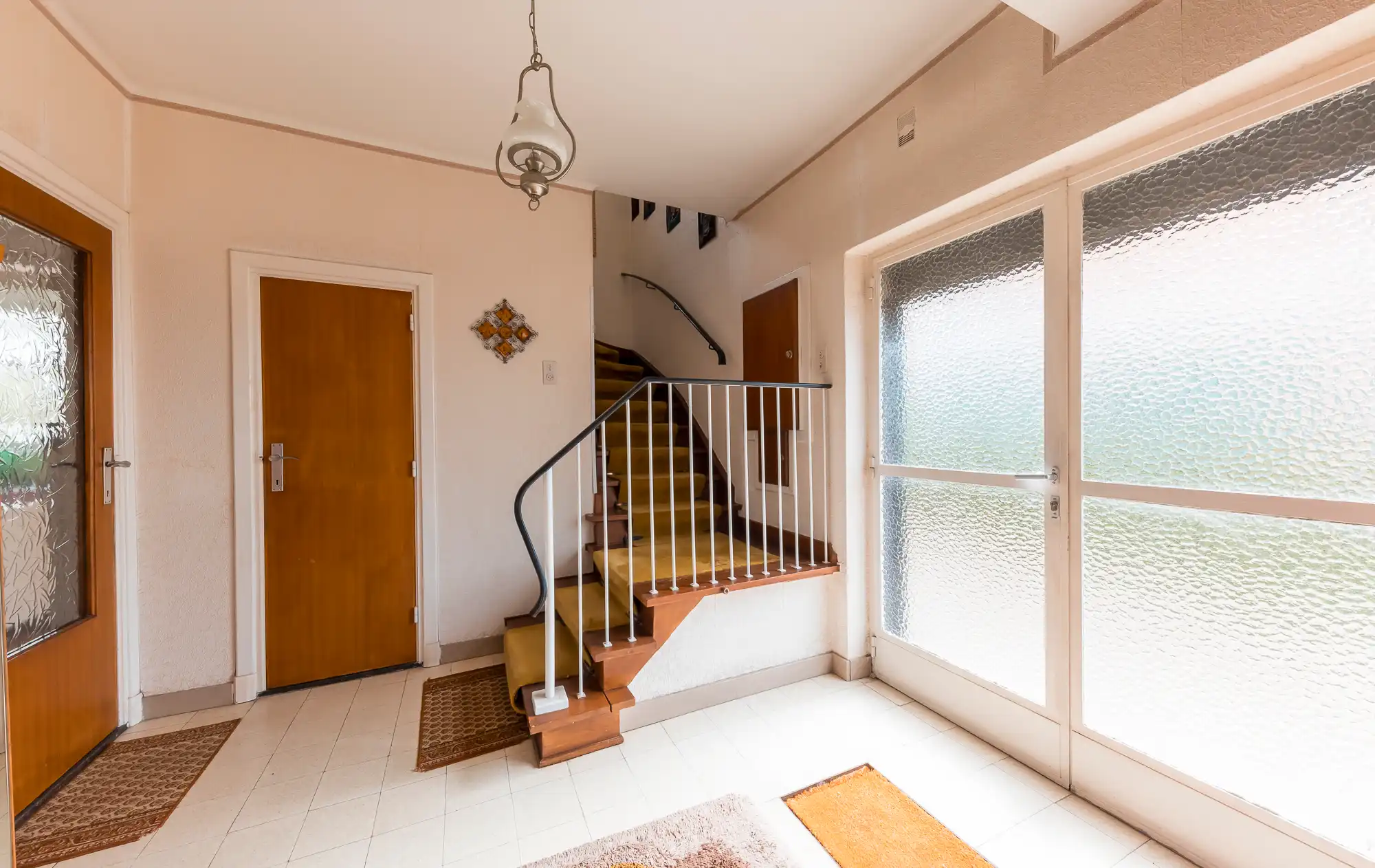 TE KOOP: Mooie op te frissen woning met 3 slaapkamers, garage en veel potentieel foto 3