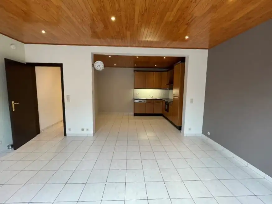 Ruim en goed gelegen appartement met 2 slaapkamers in kleine gebouw foto 3
