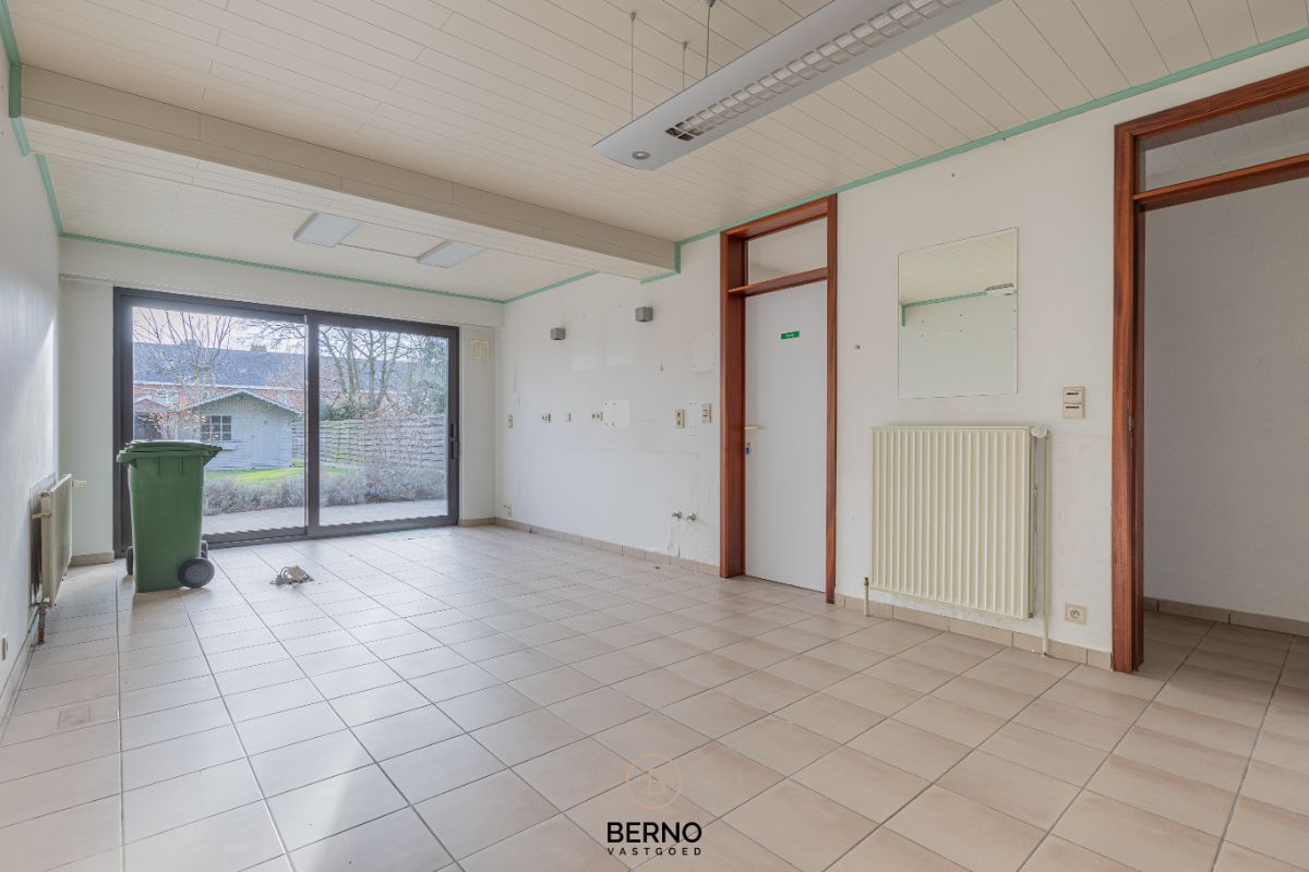 Building met praktijkruimte en 2 appartementen op commerciële locatie foto 4