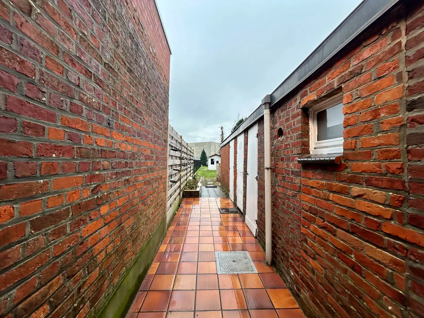 Karaktervolle rijwoning met tuin en garage te Izegem! foto 11