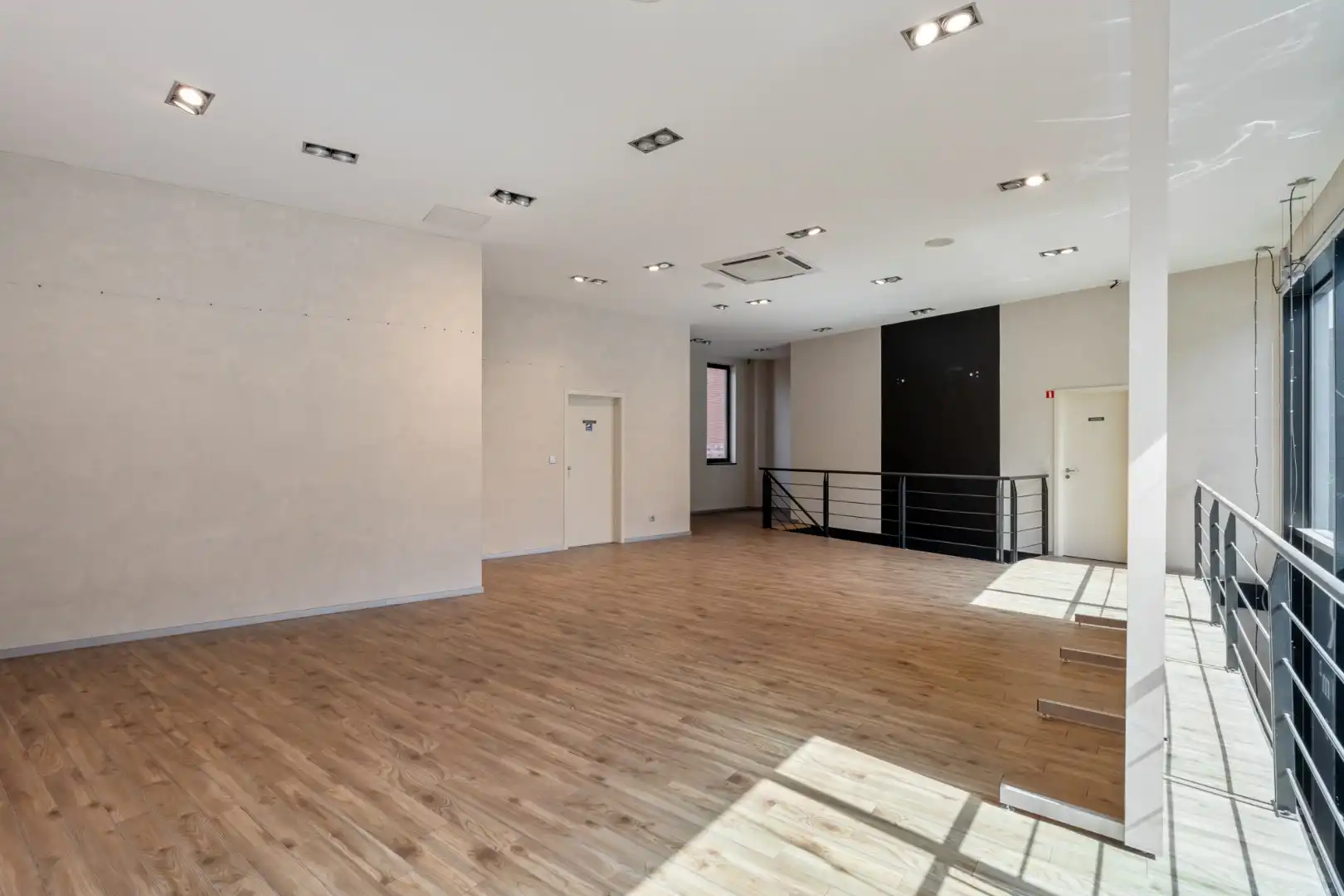 Handelspand, 150m², met 1-slaapkamerappartement op topligging in het centrum  foto 8