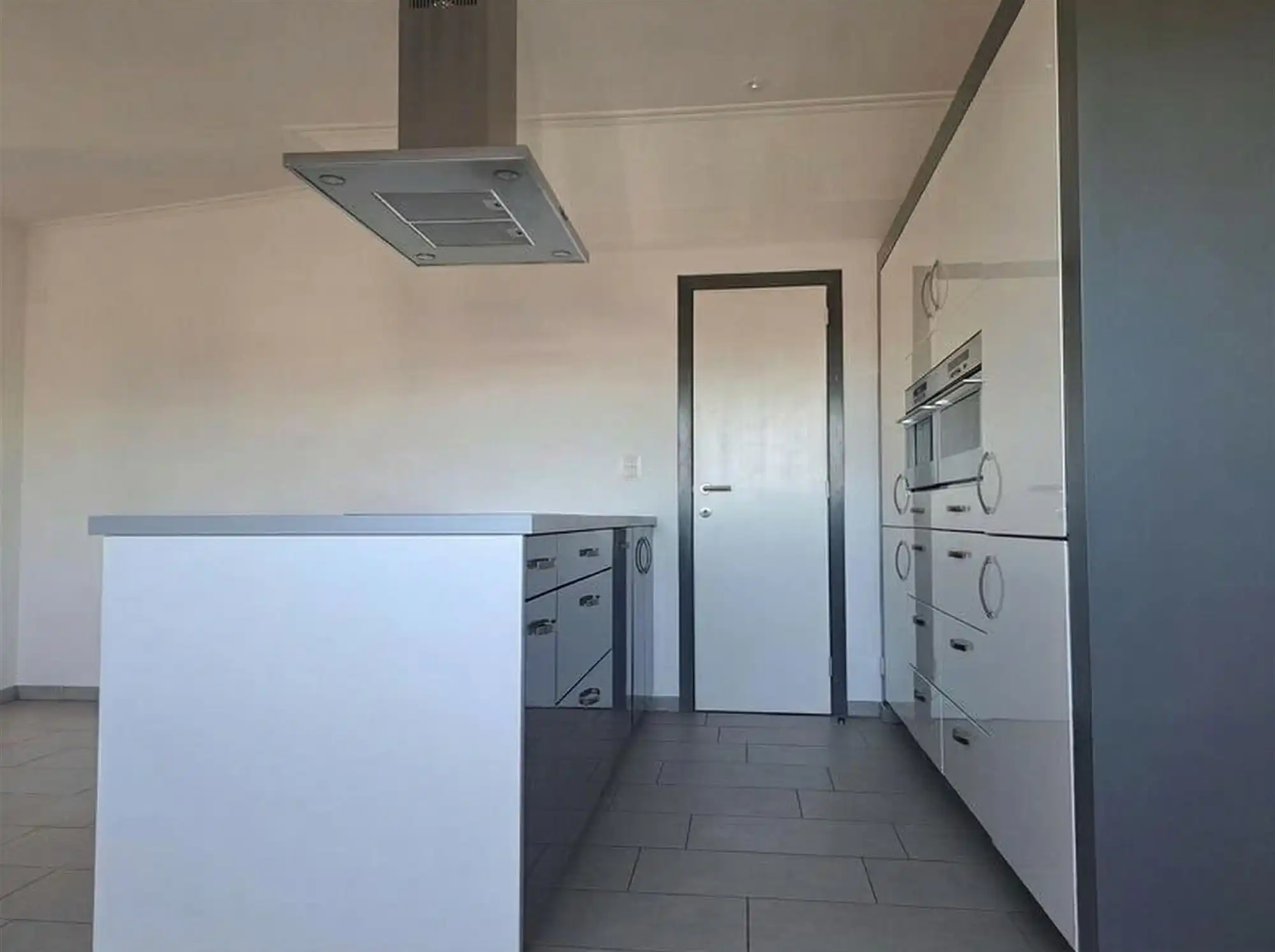 Ruim en lichtrijk dakappartement met 2 slaapkamers en ondergrondse autostaanplaats foto 5