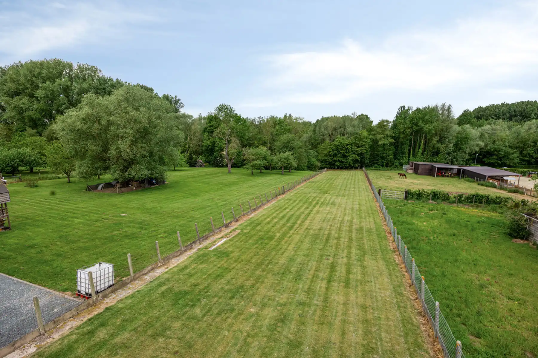 Hoofdfoto van de publicatie: Projectgrond met uitzonderlijk groen zicht op toplocatie in Roosdaal – mogelijkheden voor appartementen of 3 bouwgronden
