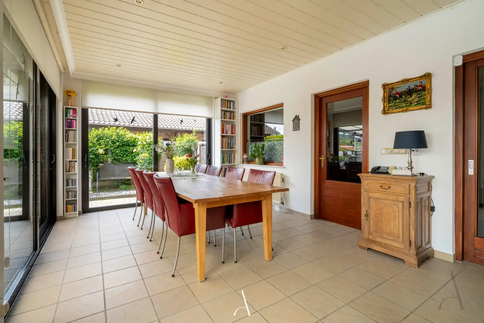 Instapklare gezinswoning met verwarmd zwembad en levensbestendige indeling op 840 m² foto 10