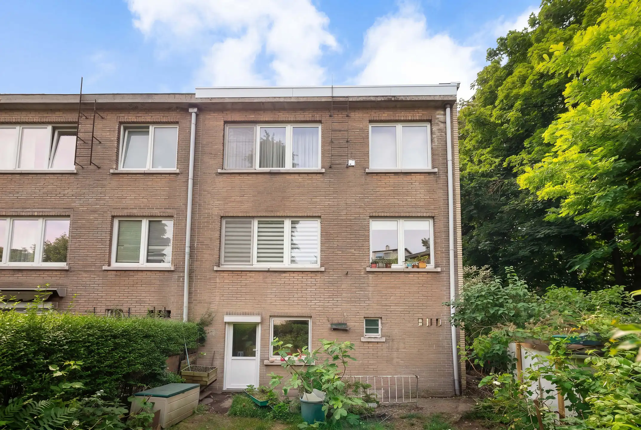 Rustig gelegen huis met drie gevels, tuin en garage foto 8