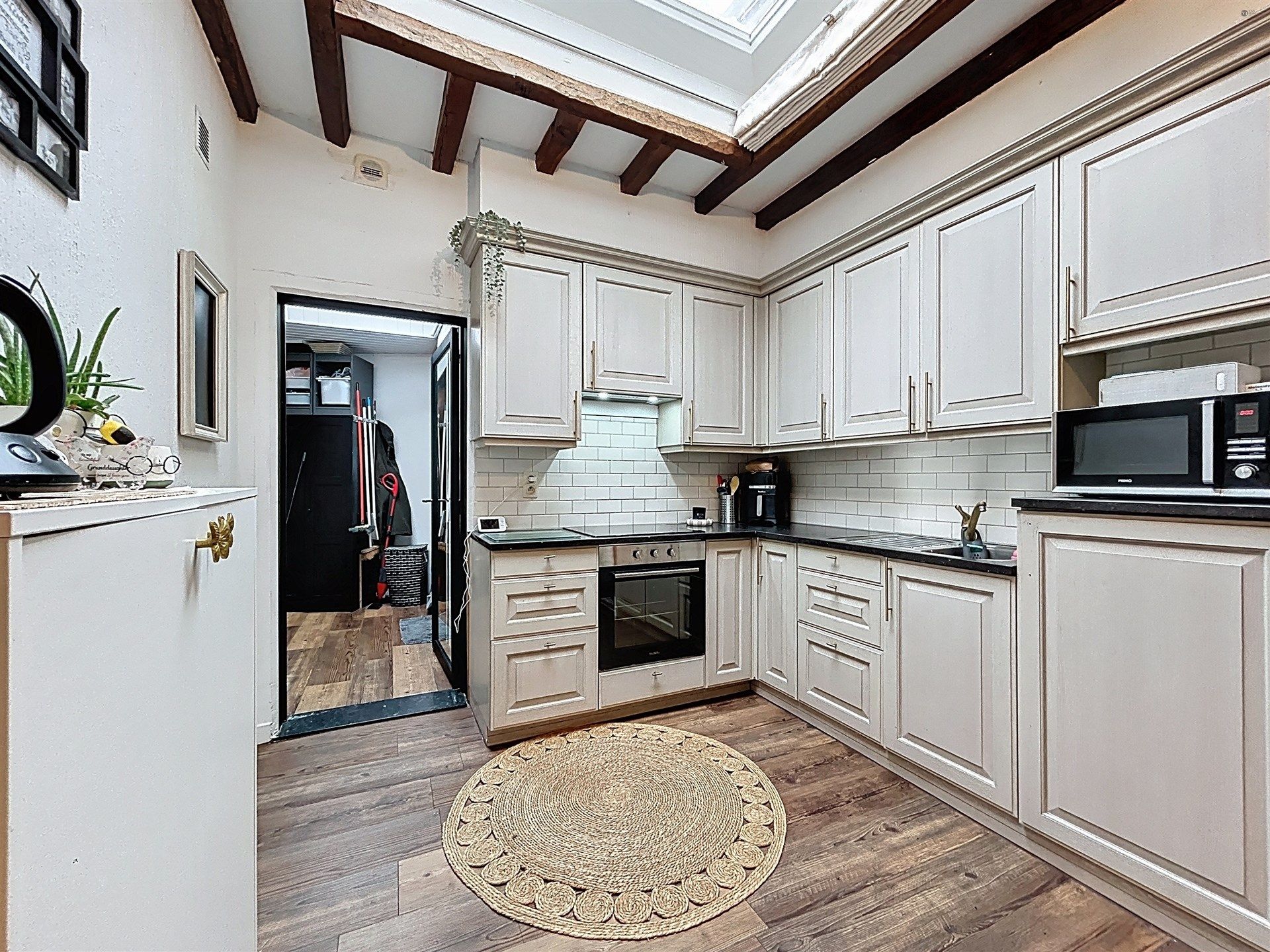 instapklare woning met 2 slaapkamers en ruime veranda op perceel van 158m² foto 2