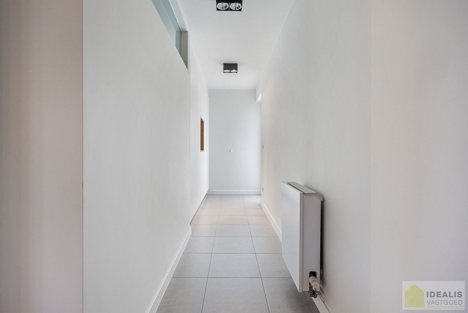 IDEALIS VASTGOED – PERFECT ONDERHOUDEN INSTAPKLAAR APPARTEMENT met een bewoonbare oppervlakte van 91m² bestaande uit een prachtige leefruimte, 2 zeer ruime slaapkamers, een aangenaam terras en ondergrondse parkeerplaats! Het appartement is gelegen in hartje Pelt op wandelafstand van horeca, shopping en openbaar vervoer! foto 4