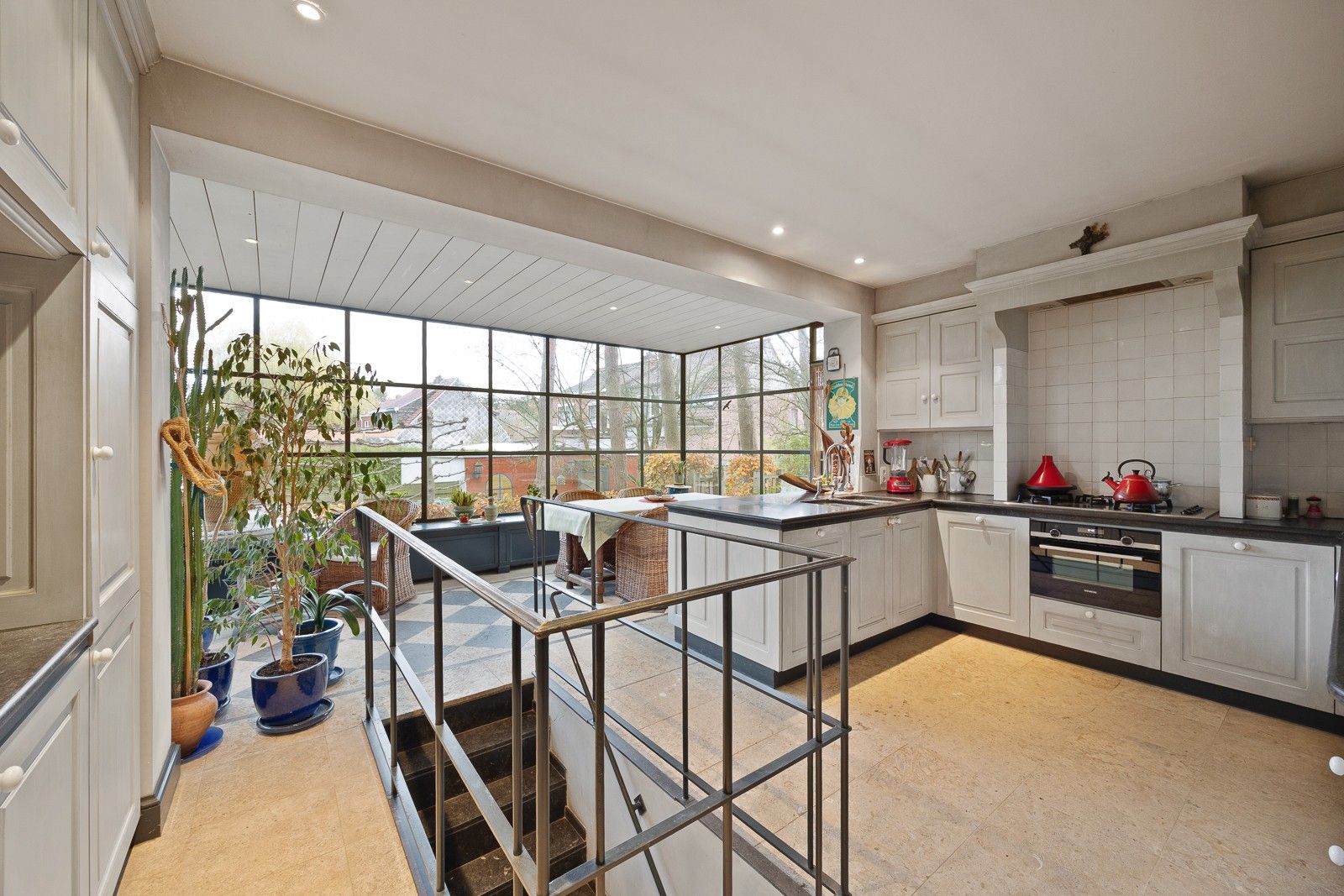 Open bebouwing met grote garage of magazijn, gelegen volledig in het groen en ingericht met een 'charme-authentiek-interieur' foto 5