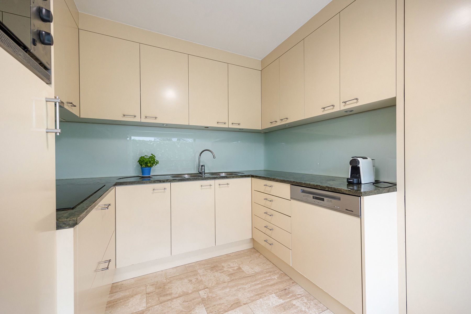 Een laagbouwwoning met 3 slaapkamers op een perceel van 880m². foto 6