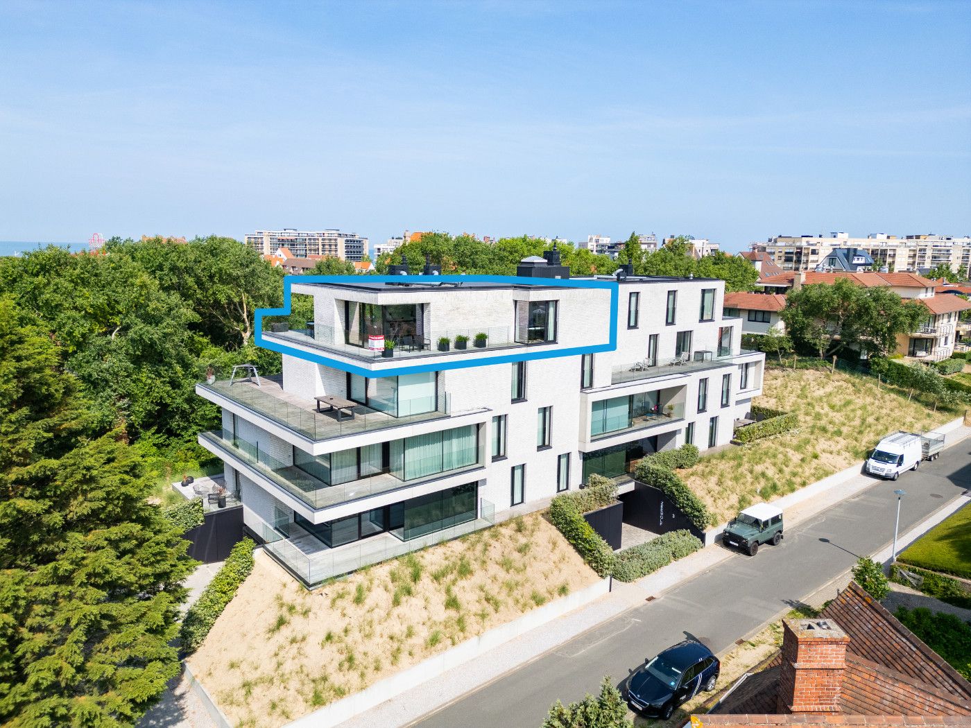Exclusief penthouse met 2 slaapkamers en hoogstaande afwerking, zonovergoten terras met ultieme privacy – luxe wonen op toplocatie foto {{pictureIndex}}