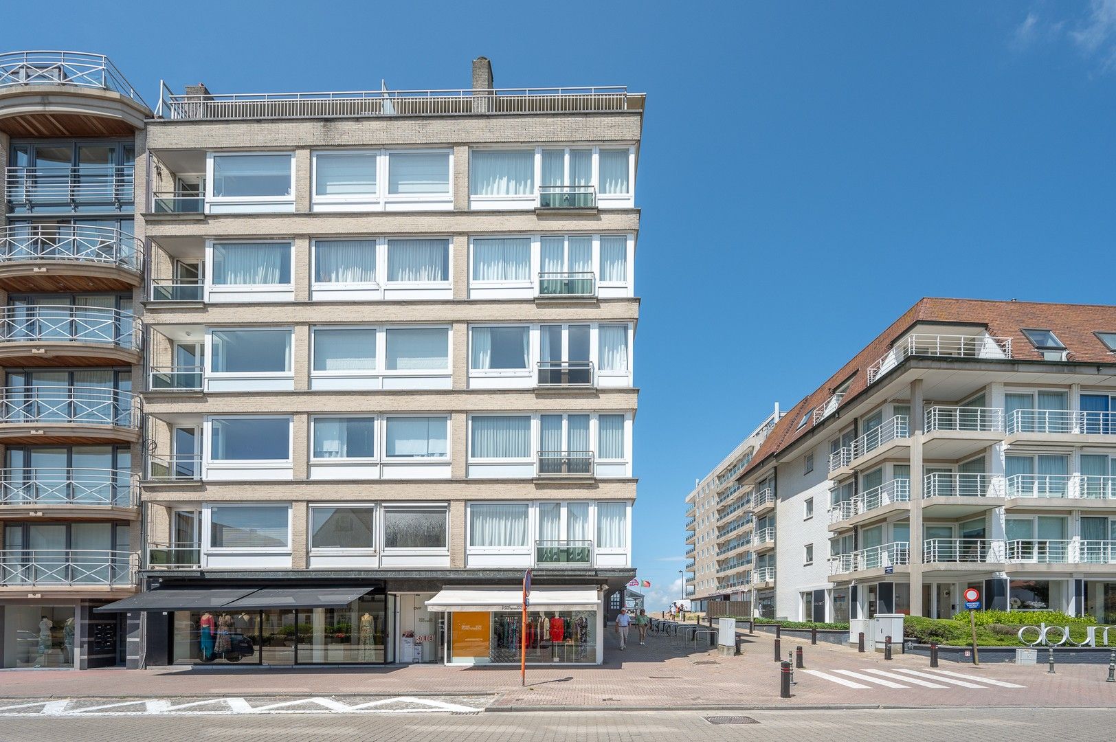 Prachtig gerenoveerd appartement met mooie zichten op een toplocatie vlakbij de winkels en het strand. foto 13