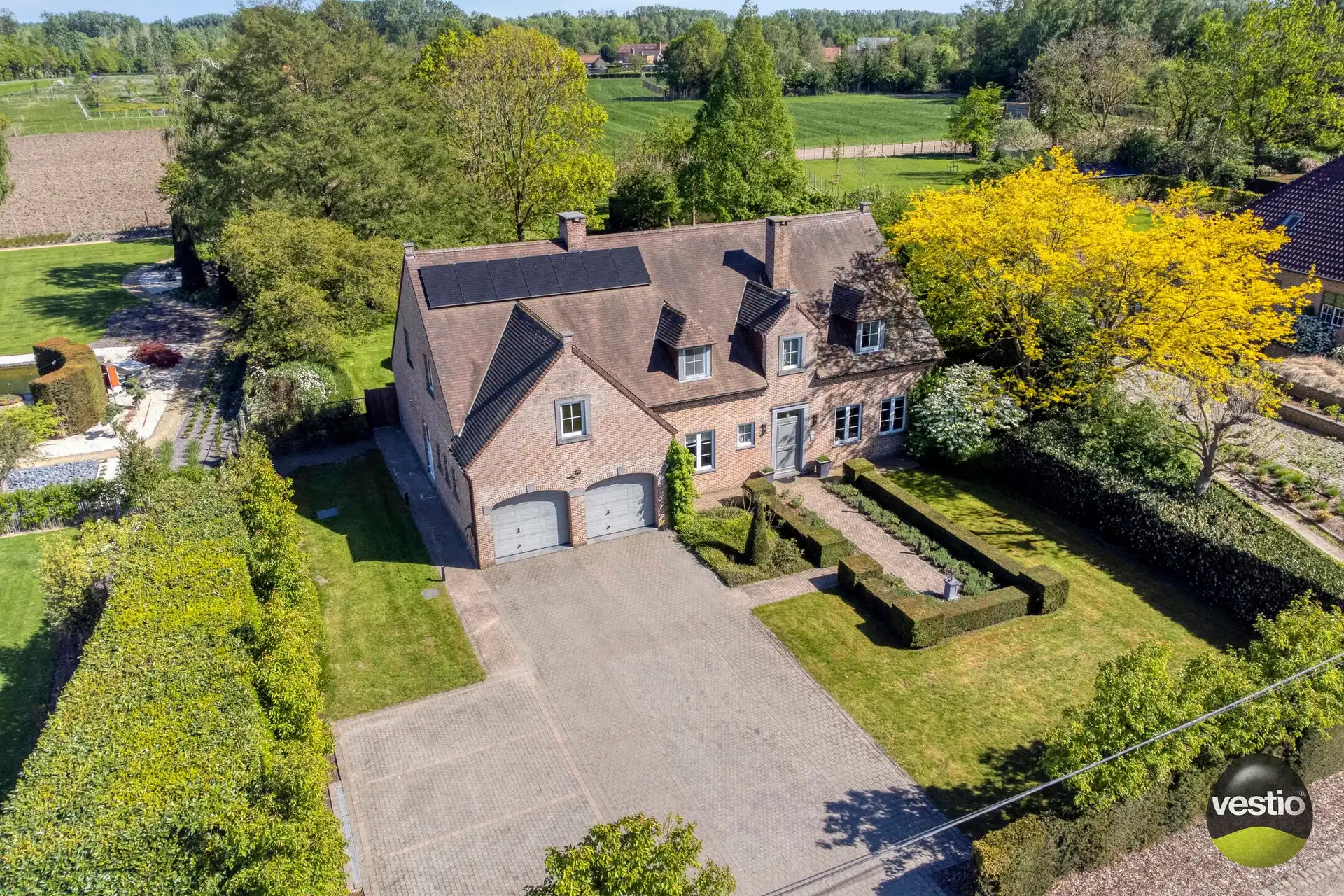 Landelijke villa met 5 slaapkamers op prachtig perceel van 35a 10ca foto {{pictureIndex}}
