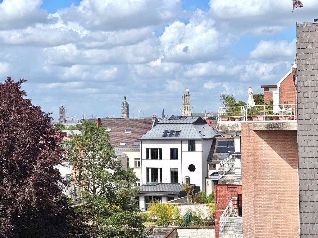Residentieel erg ruim appartement met parkzicht en drie terrassen foto 2