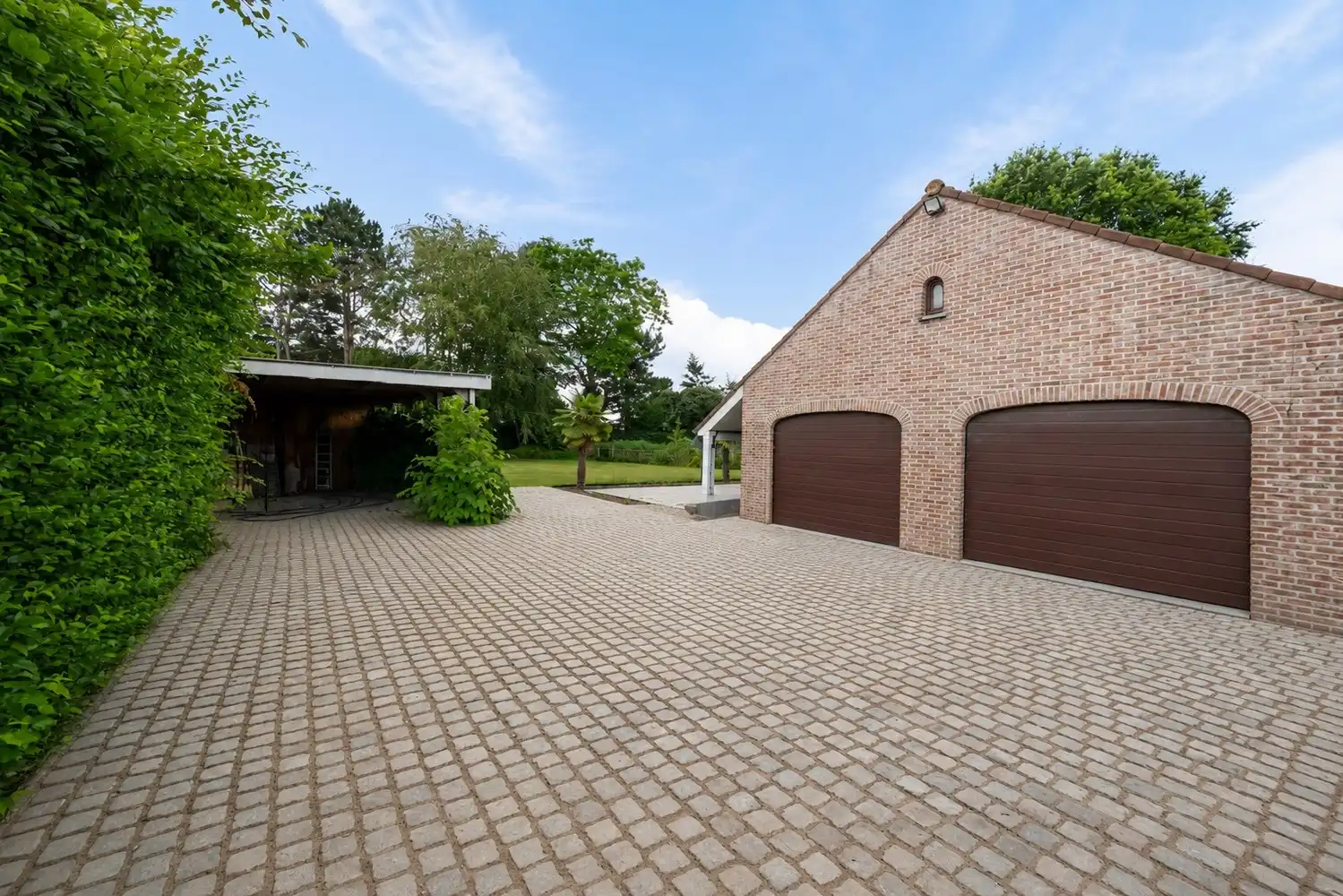 Ruime op te frissen gezinswoning met 4 slaapkamers, dubbele garage en zonnige tuin op 1.595 m² foto 17