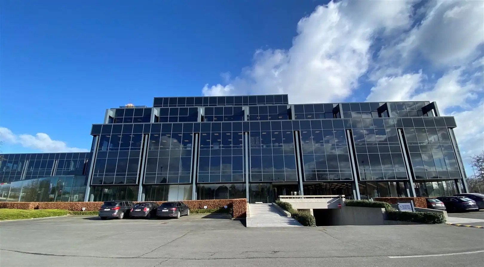 Tijdloze kantoren aan op-en afrit E40 te Sint-Denijs-Westrem foto {{pictureIndex}}