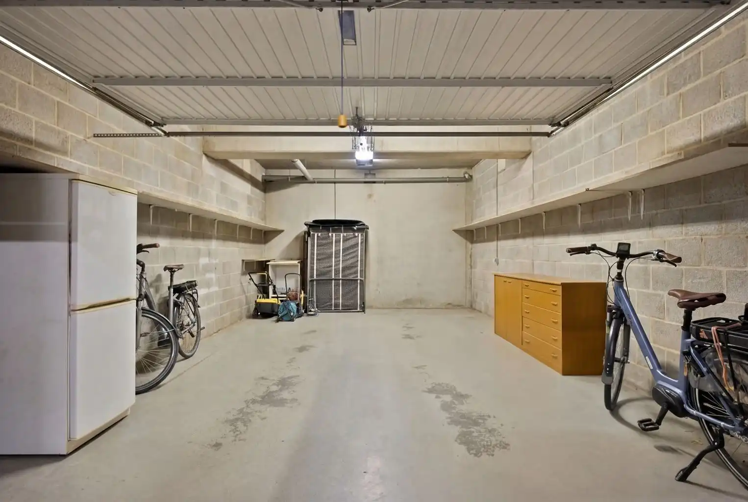 Uitzonderlijk ruim, gelijkvloers 2-slaapkamer appartement met terras en tuintje, zonnepanelen en inpandige garagebox gelegen vlakbij het centrum van Maaseik. foto 26