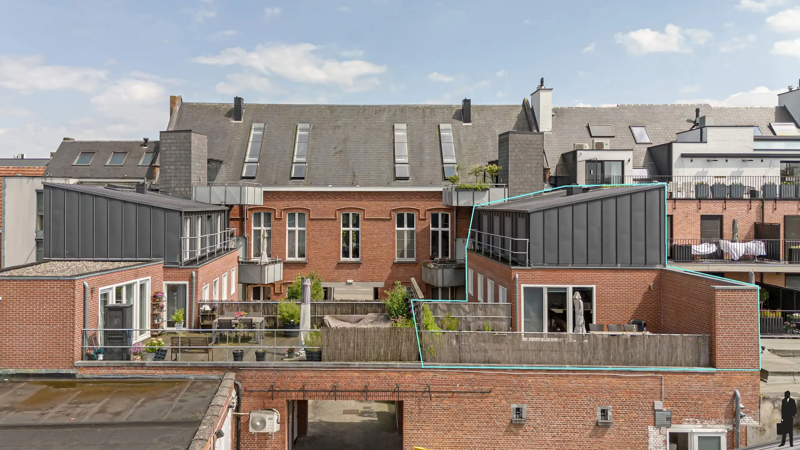 Duplexappartement met prachtig terras (40m²!) gelegen in centrum van Hoogstraten in schitterend monumentaal pand "Residentie De Rijkswacht". foto {{pictureIndex}}