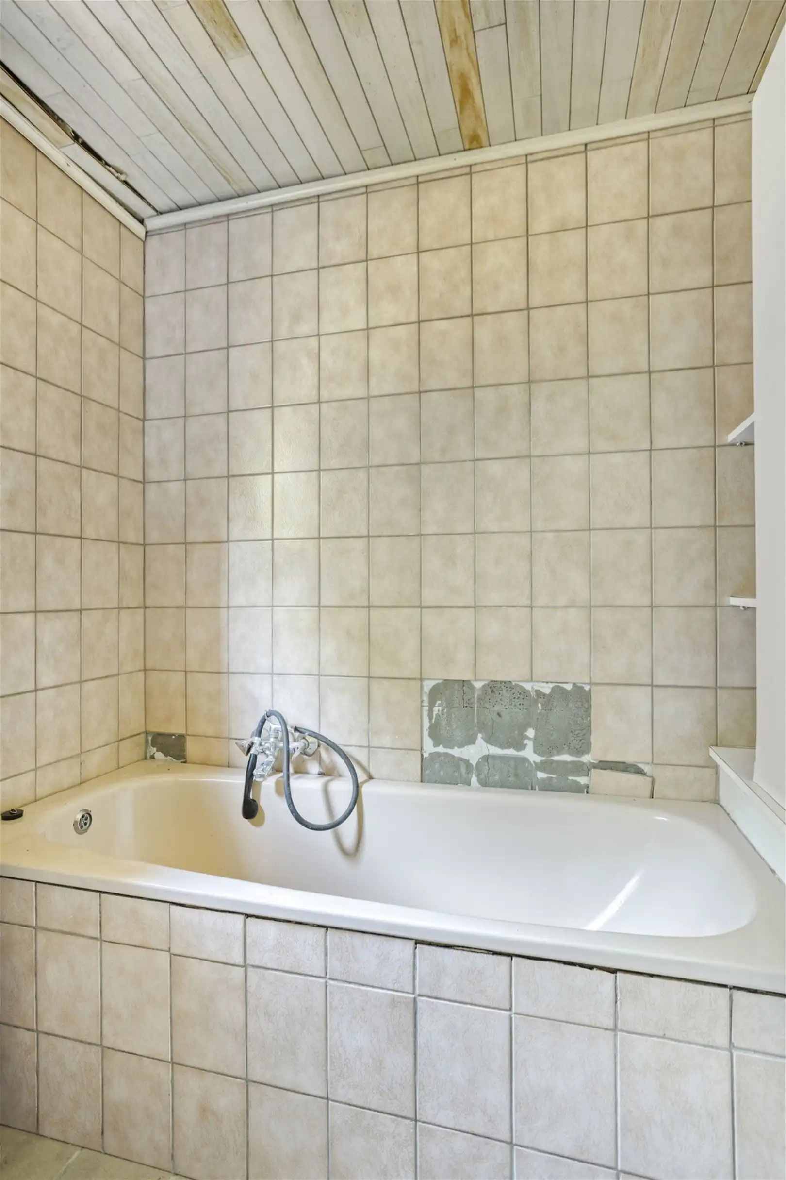 TE KOOP: Te renoveren woning op een perceel van 11a33ca! foto 14