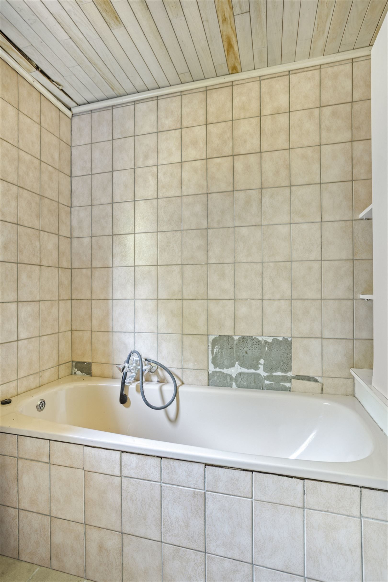 TE KOOP: Te renoveren woning op een perceel van 11a33ca! foto 14