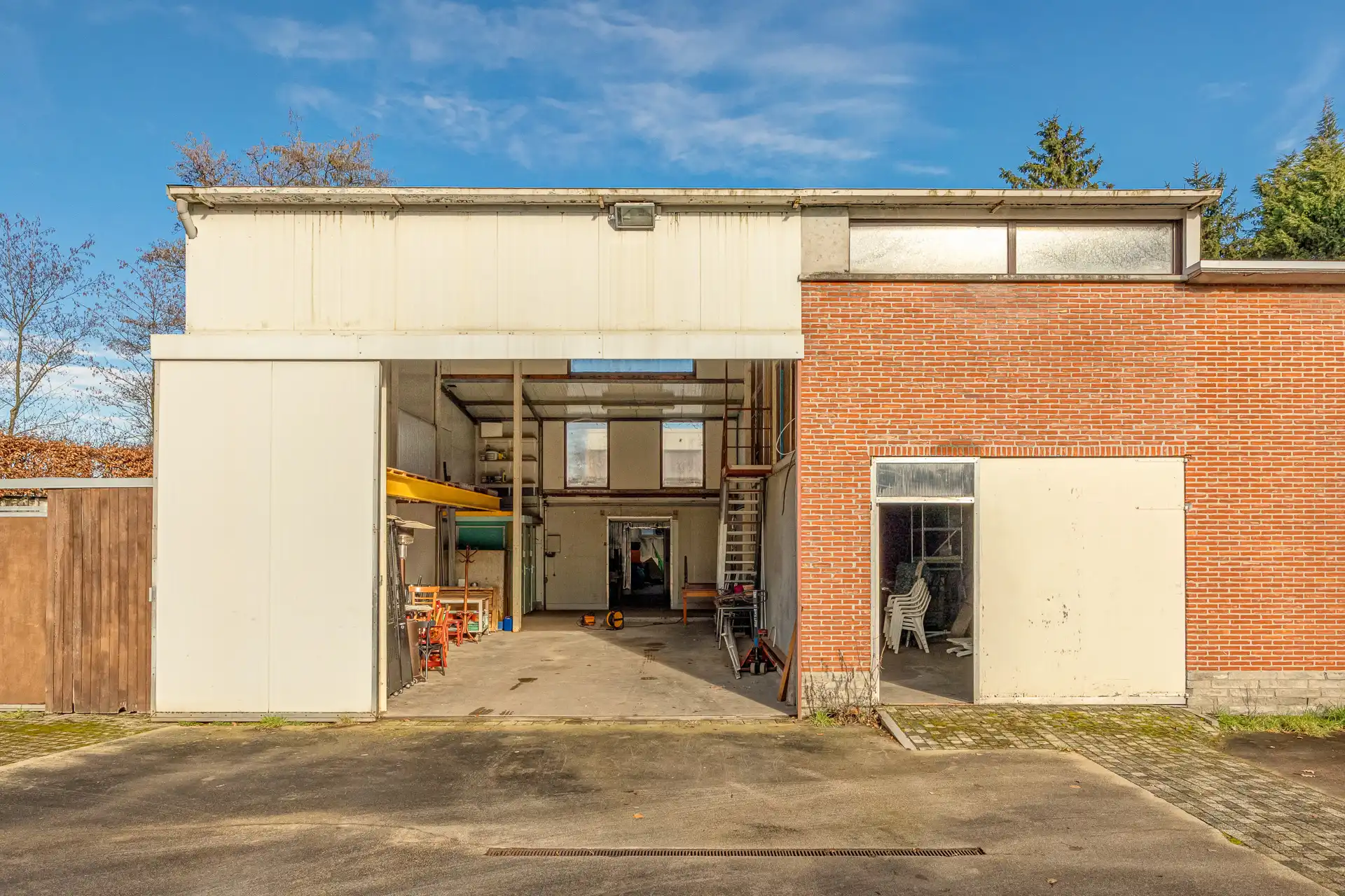 Ruime villa met garage en zwembad + bouwgrond + 2 magazijnen foto 14