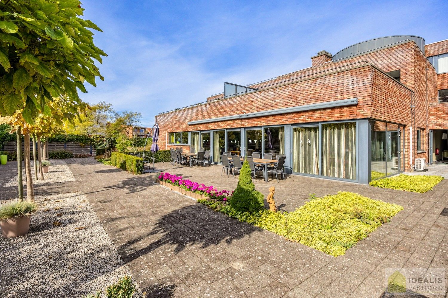 IDEALIS VASTGOED – HOOGWAARDIG AFGEWERKTE ASSISTENTIE-APPARTEMENT IN RESIDENTIE NUMA OP EEN TOPLOCATIE. Gelegen op de 2de verdieping met een bewoonbare oppervlakte van ca. 60m² biedt dit knappe assistentie-appartement een aangename leefruimte met aansluitend een zonnig overdekt terras, uitgeruste keuken en een ruime slaapkamer met veel lichtinval! Daarnaast kan er gebruik gemaakt worden van de talrijke gemeenschappelijke ruimtes en kan men aangenaam vertoeven in de prachtige gemeenschappelijke tuin, een oase van rust! foto 13