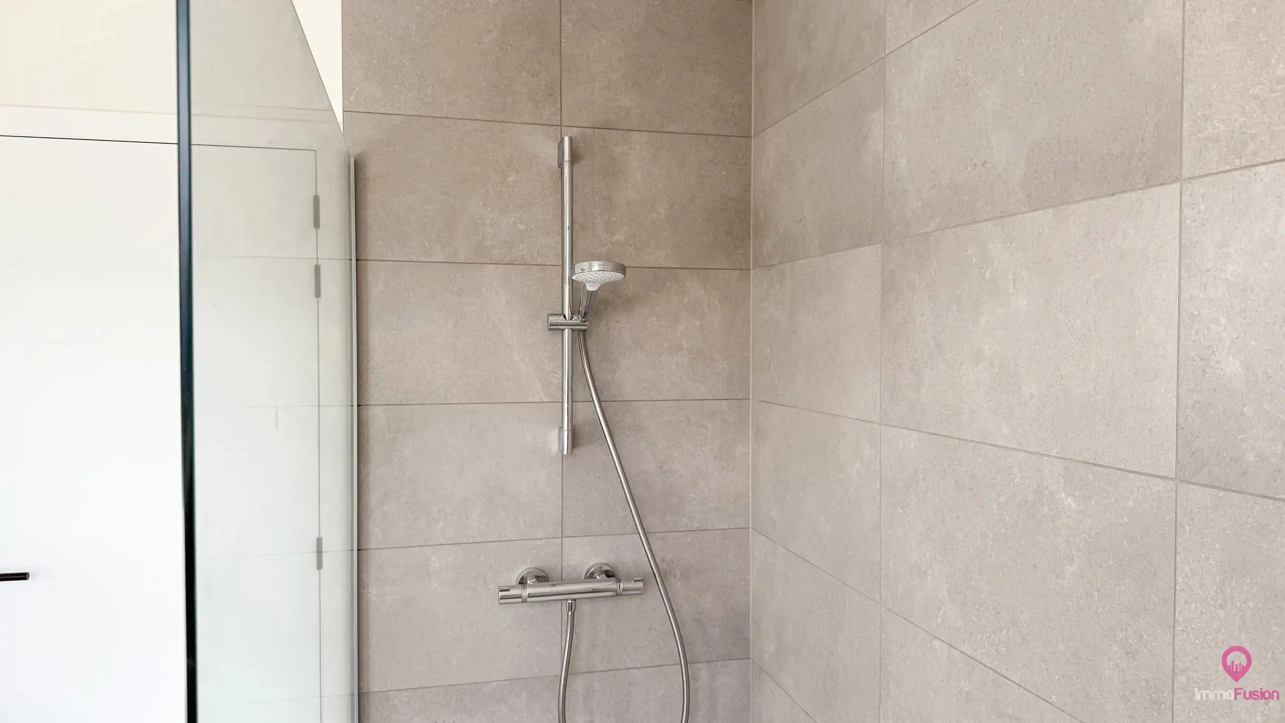 Praktische nieuwbouwwoning met 3 slpks in rustige straat! foto 30