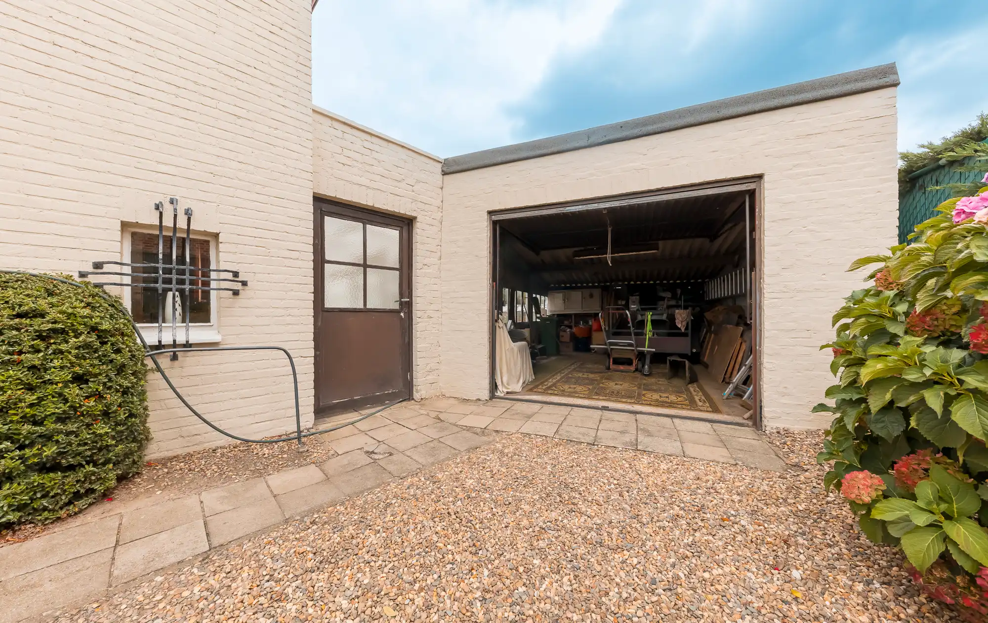 TE KOOP: Mooie op te frissen woning met 3 slaapkamers, garage en veel potentieel foto 20
