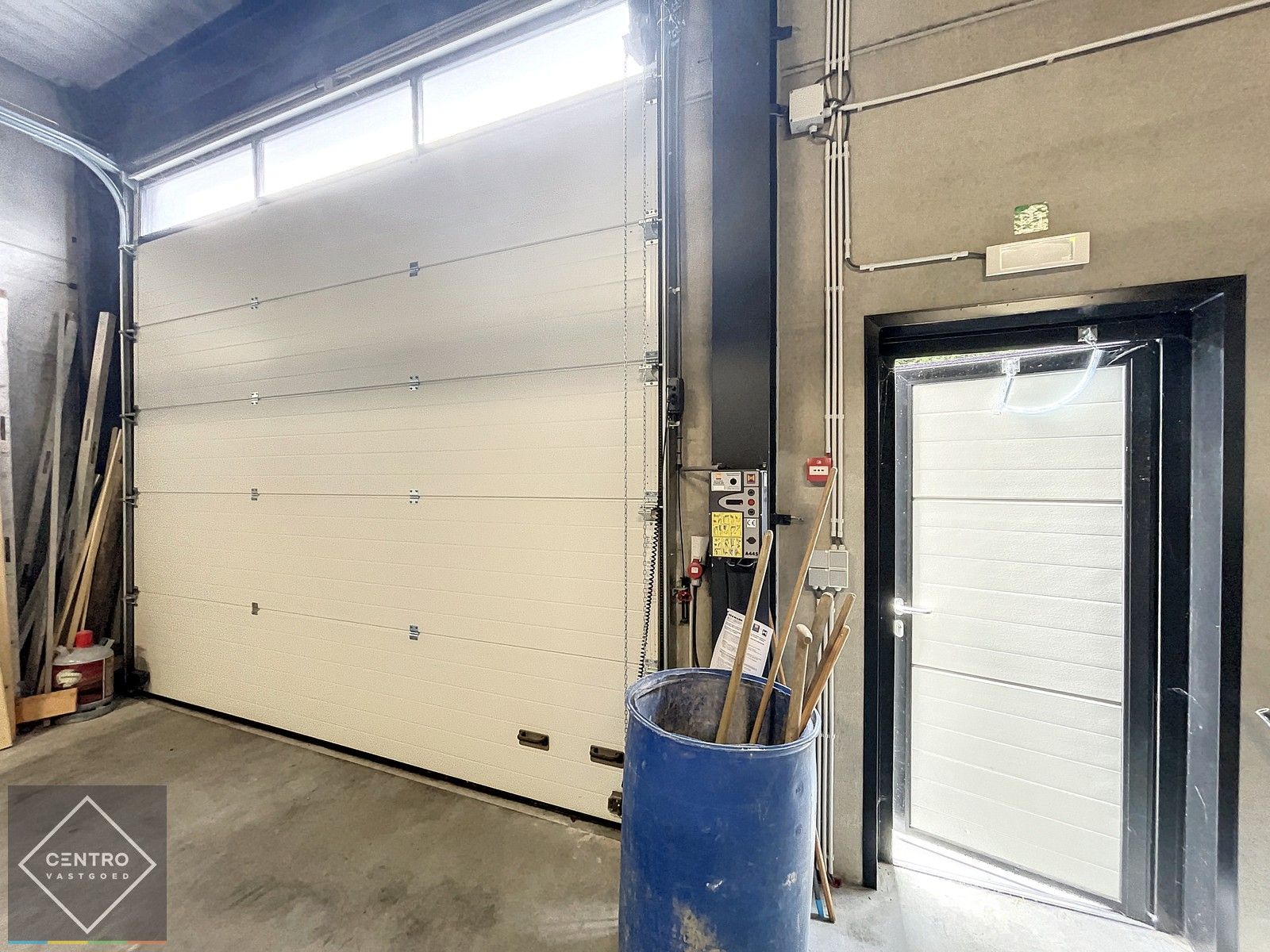 NB MAGAZIJN (130m²) met hoge sectionaalpoort op ambachtelijke zone te Blankenberge. foto 5