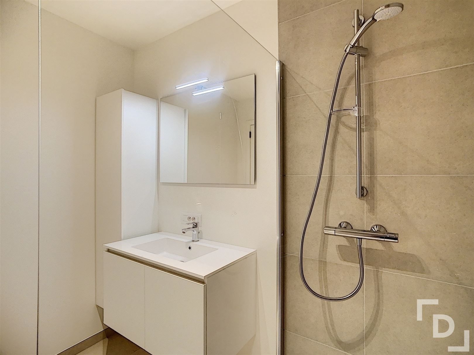 Appartement met ingebouwde kasten en parkeerplaats in Ieper. foto 3