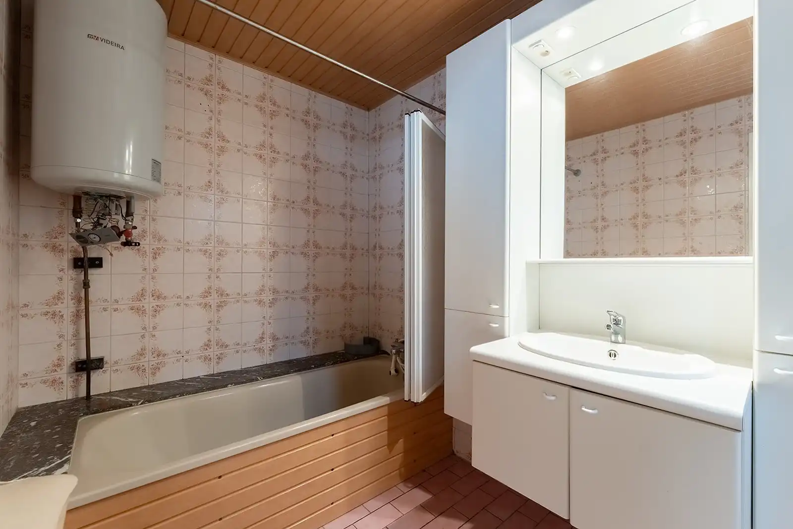 Ruime gezinswoning met 4 slaapkamers in het hart van Heist. foto 7