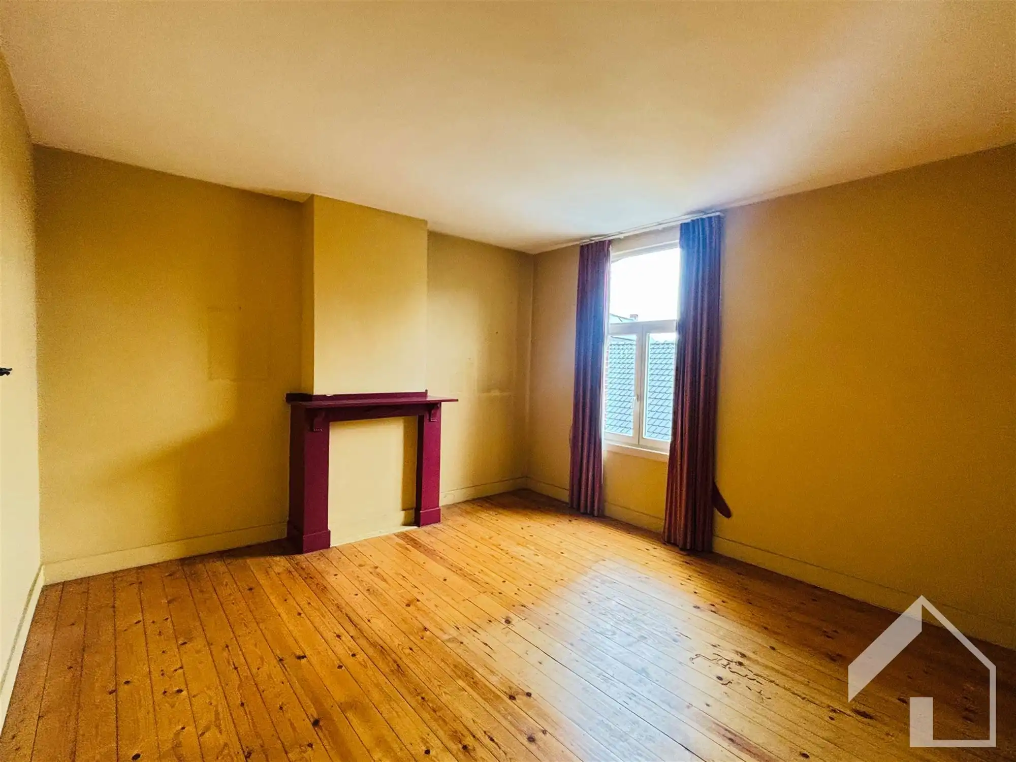 Hoekwoning met authentieke elementen en 4 garages foto 12