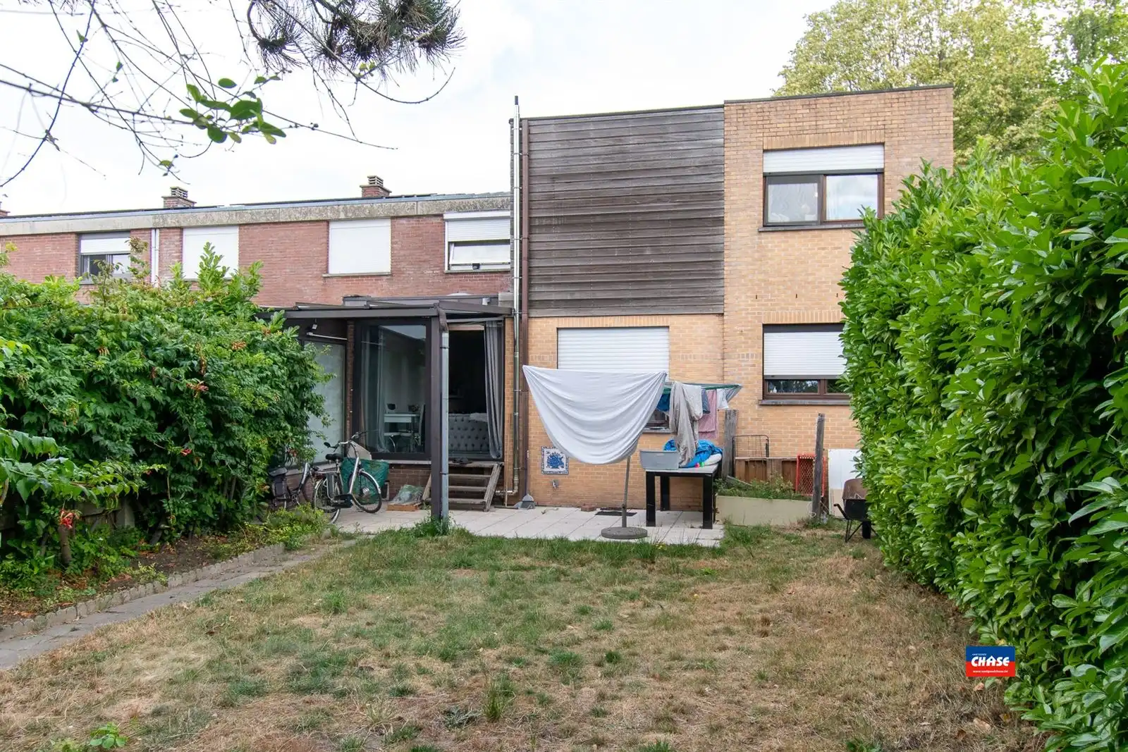 HOB met vier slaapkamers, tuin en garage foto 17