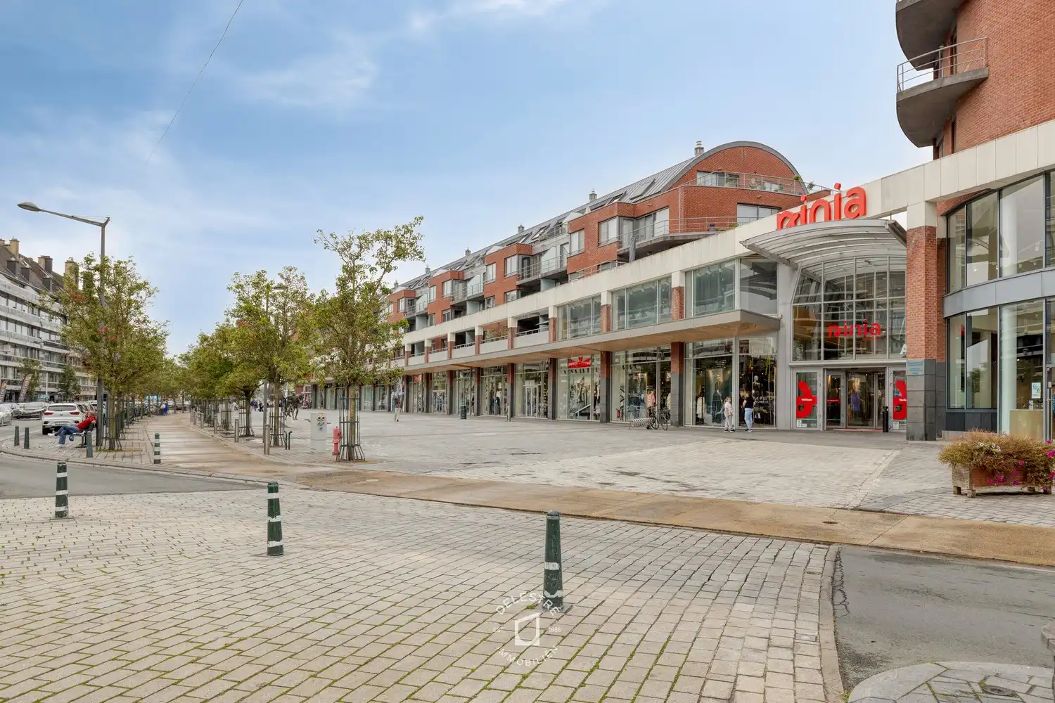 Topgelegen commercieel gelijkvloers op zichtlocatie recht tegenover Ninia Shopping Center foto 5