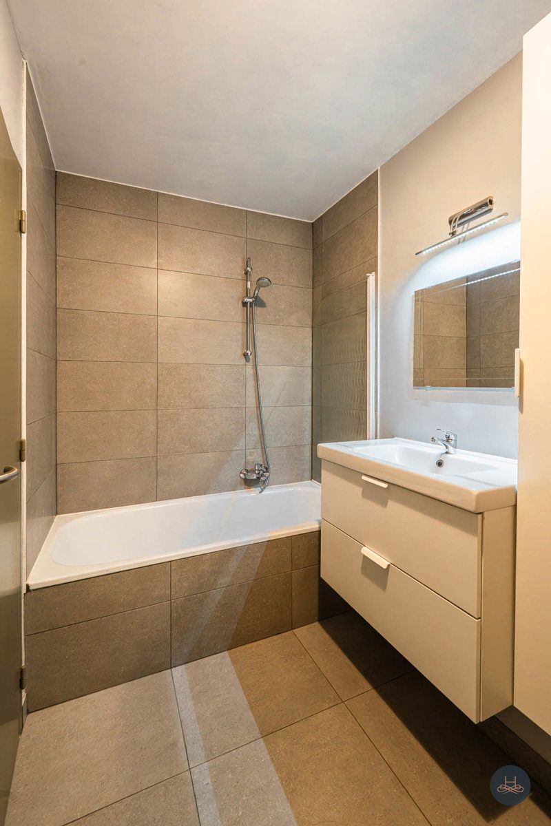 Vernieuwd 2 slaapkamer appartement met topligging foto 21