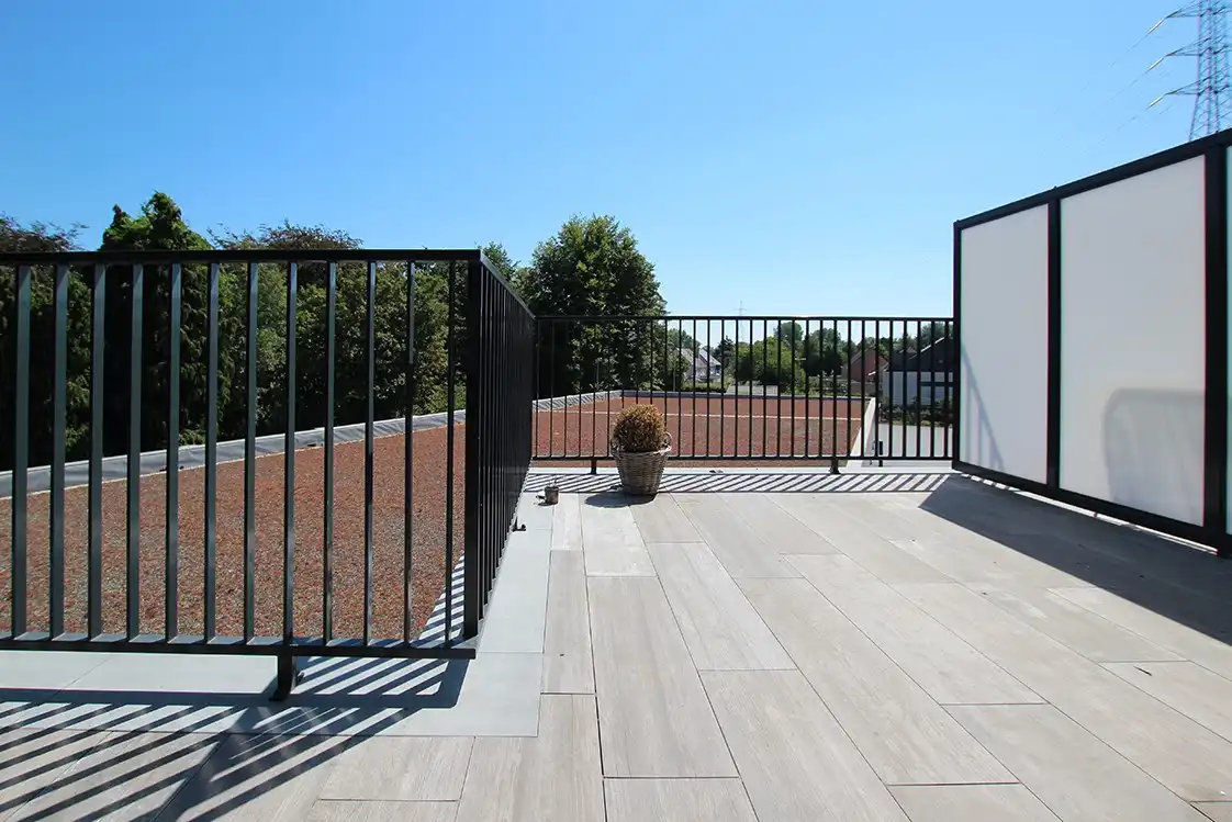 Recent appartement met lift en ruim terras op de tweede verdieping op centrale locatie in Wijnegem! foto 7