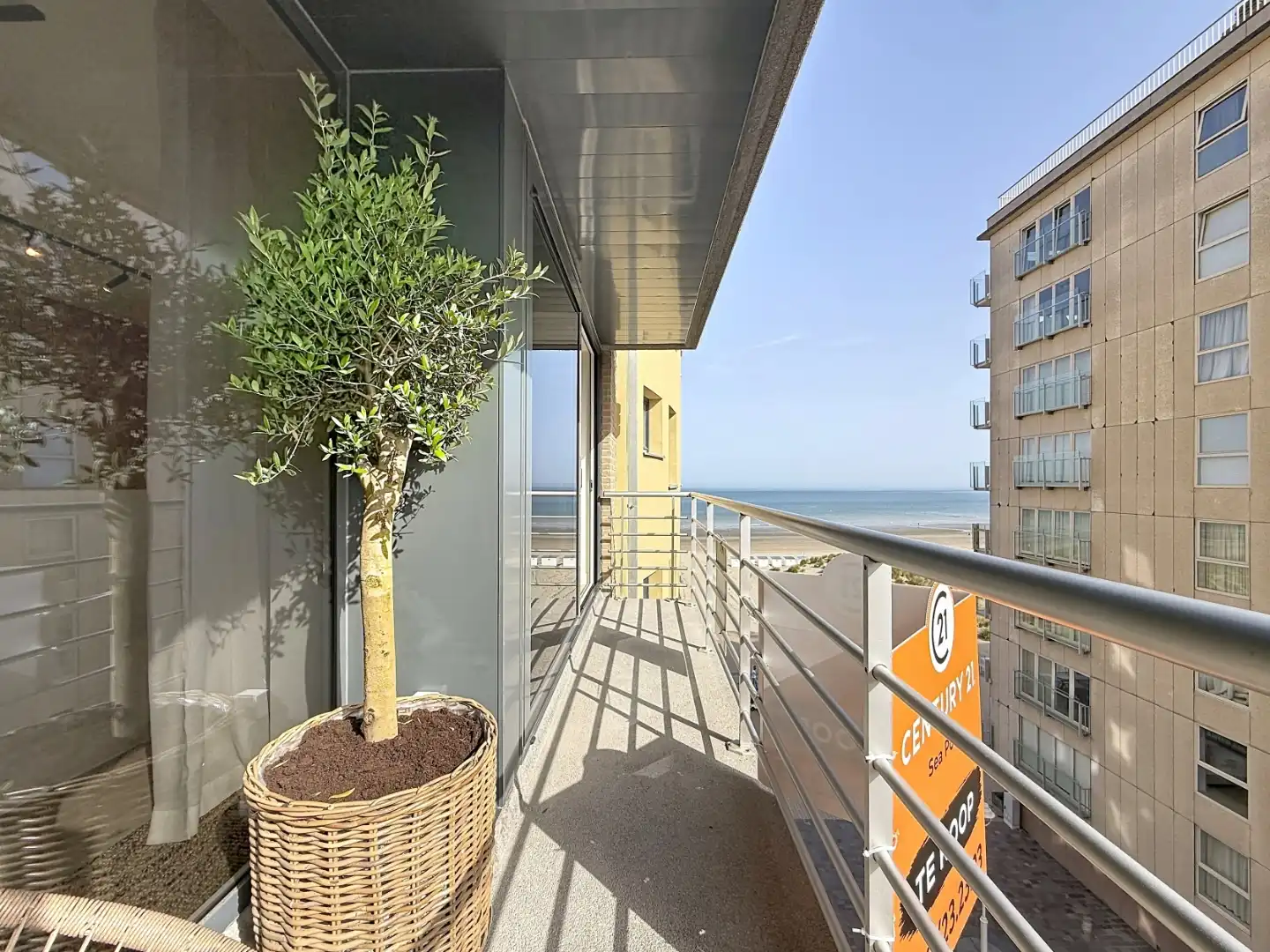 Gerenoveerd appartement met lateraal zeezicht te Nieuwpoort. foto {{pictureIndex}}
