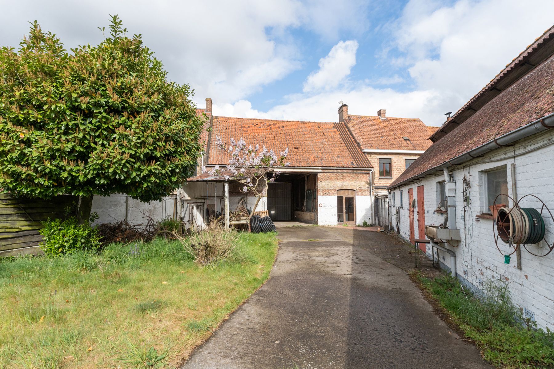 Te renoveren woning met bijgebouwen op perceel van 1697 m² foto 7