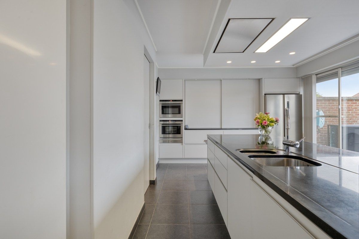 Energiezuinige halfopen bebouwing met 4 slaapkamers en 2 garages! foto 8