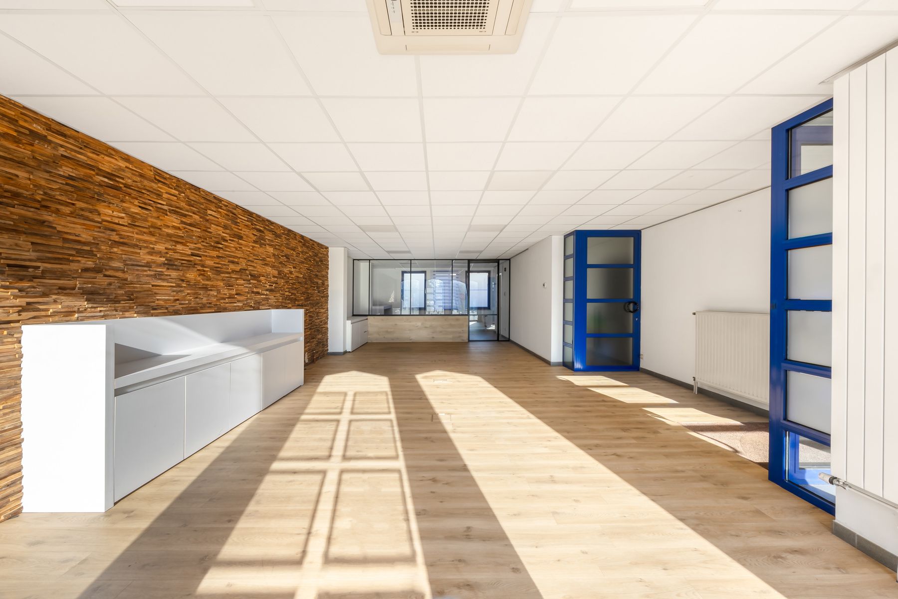 Handelszaak, twee appartementen en garageboxen foto 5