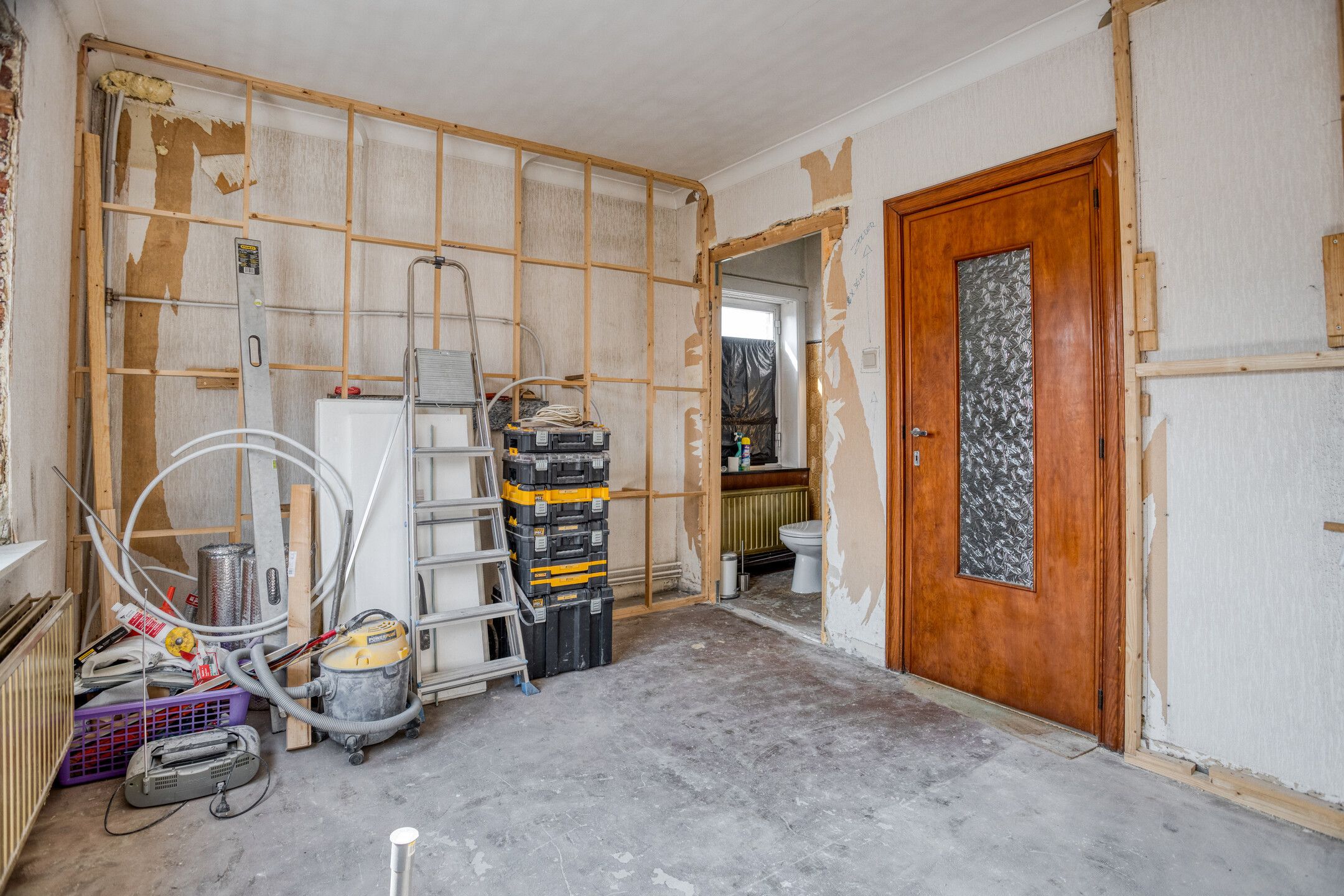 Ruime, deels gerenoveerde woning met veel potentieel foto 11