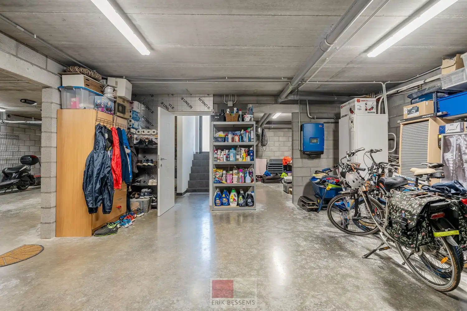 Deze moderne halfopen woning, gebouwd in 2016, biedt een bewoonbare oppervlakte van maar liefst 232 m² op een perceel van 377 m² en maar liefst 5 slaapkamers waarvan er eentje in gebruik is als bureau. foto 22