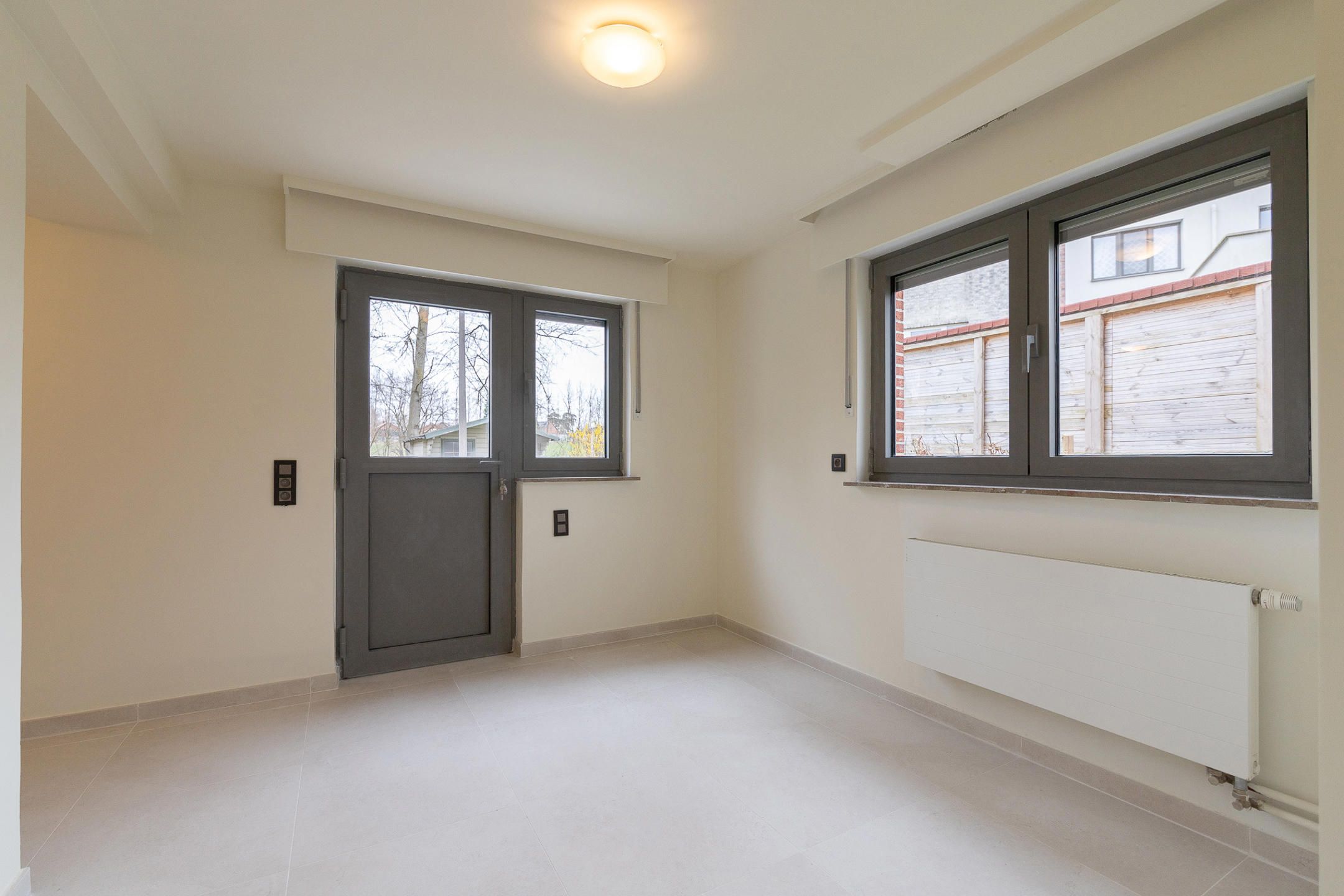 Gerenoveerde woning in een rustige straat foto 14