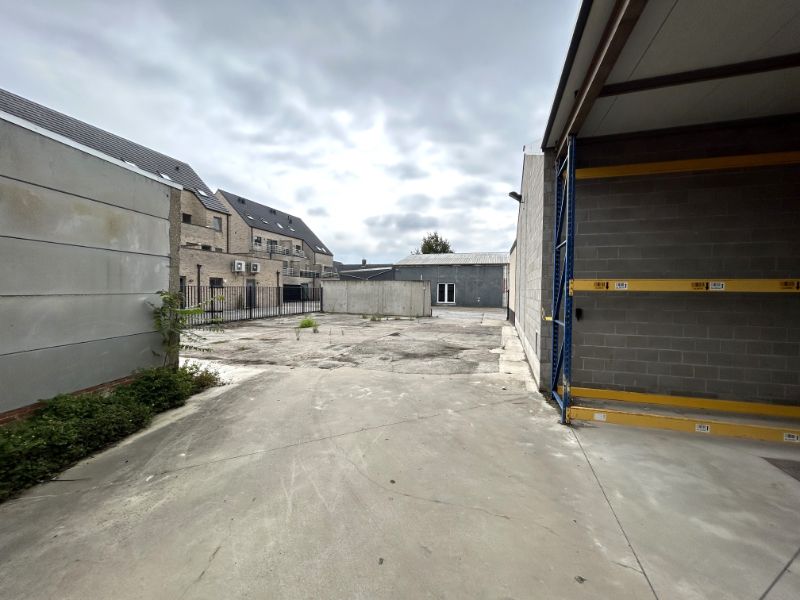 Goed gelegen magazijn met buitenopslag, overdekte opslagruimte en kantoor foto 8