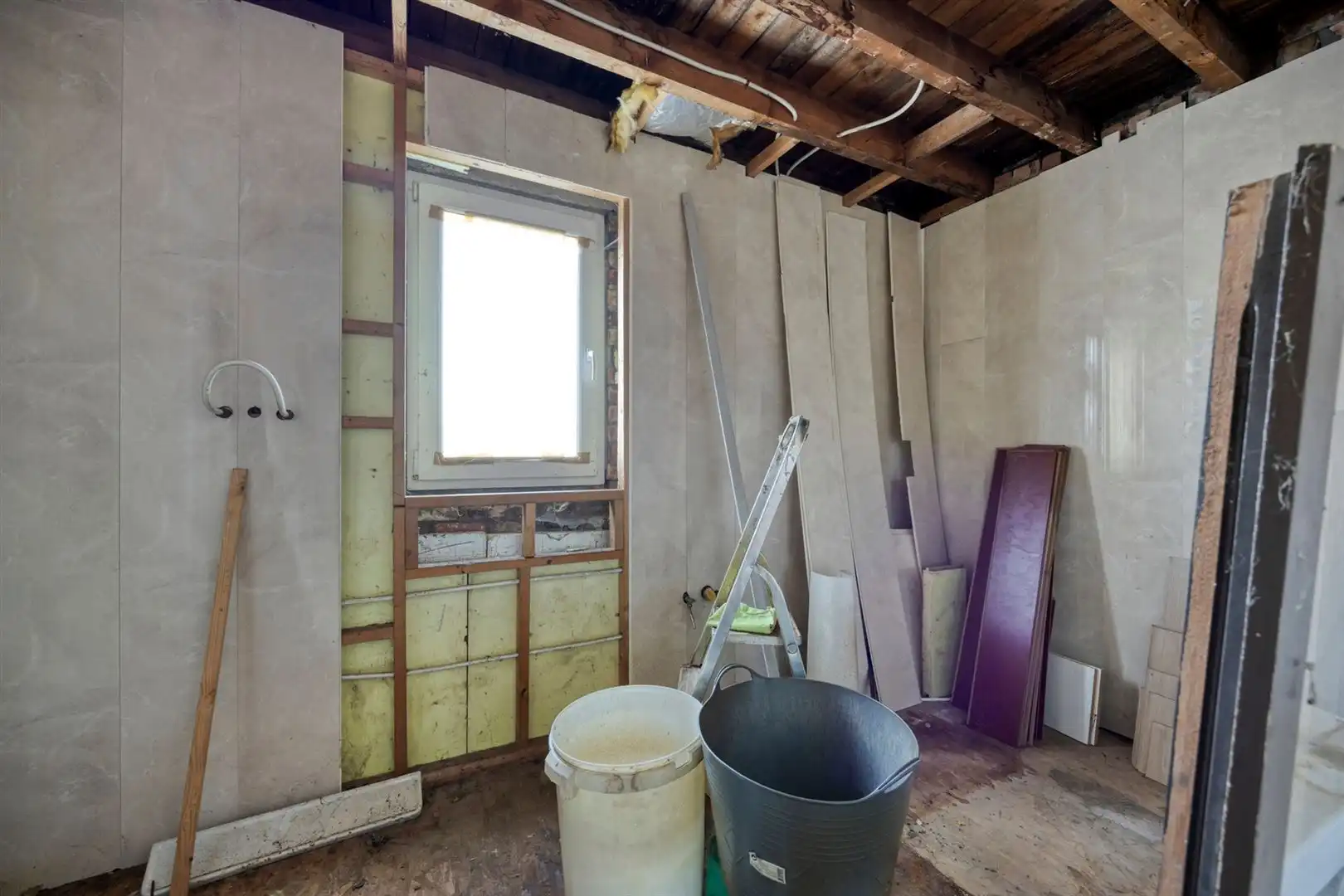 Grondig te renoveren huis. foto 25