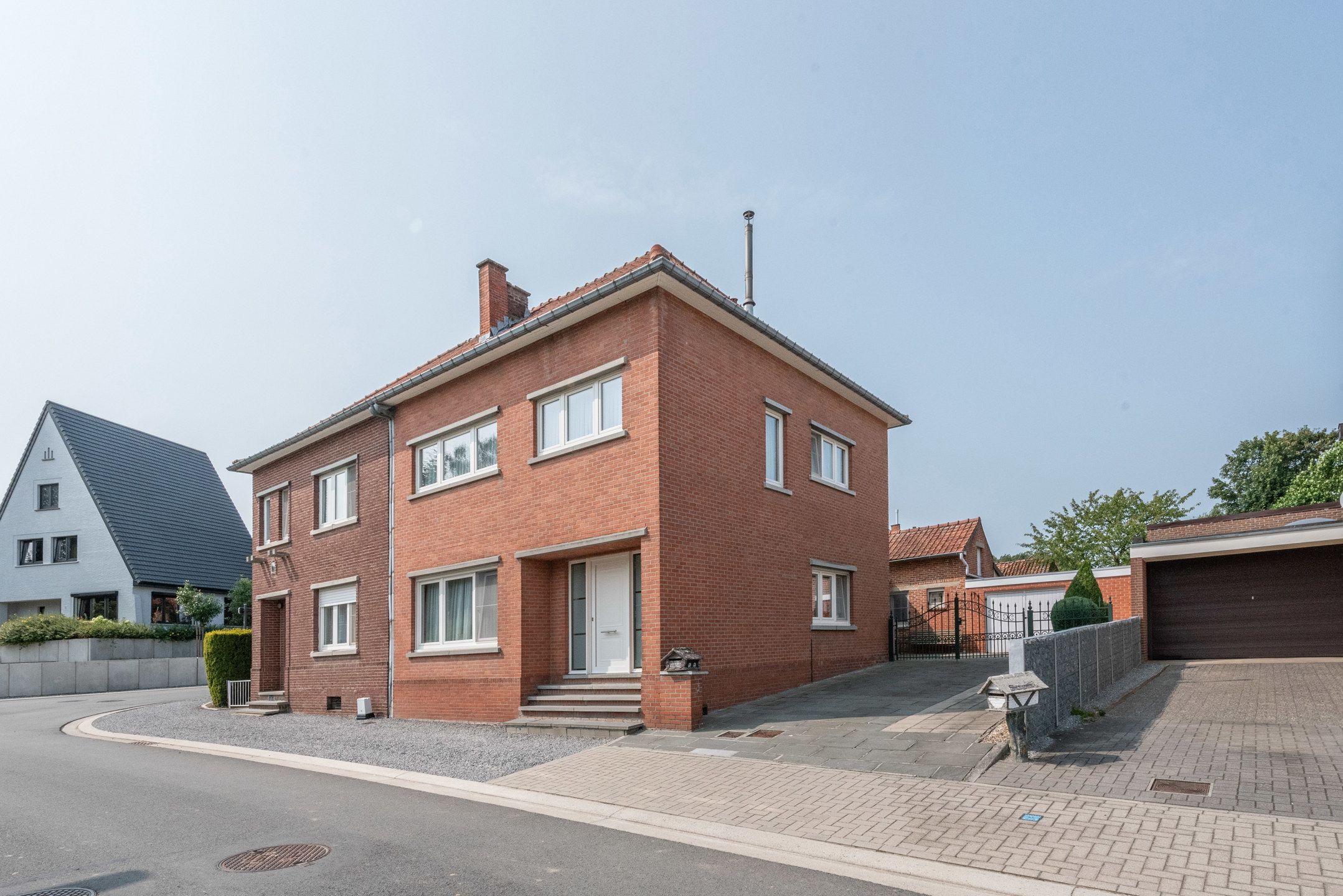 Halfvrijstaande gezinswoning met ruime garage te Hoeselt foto 1