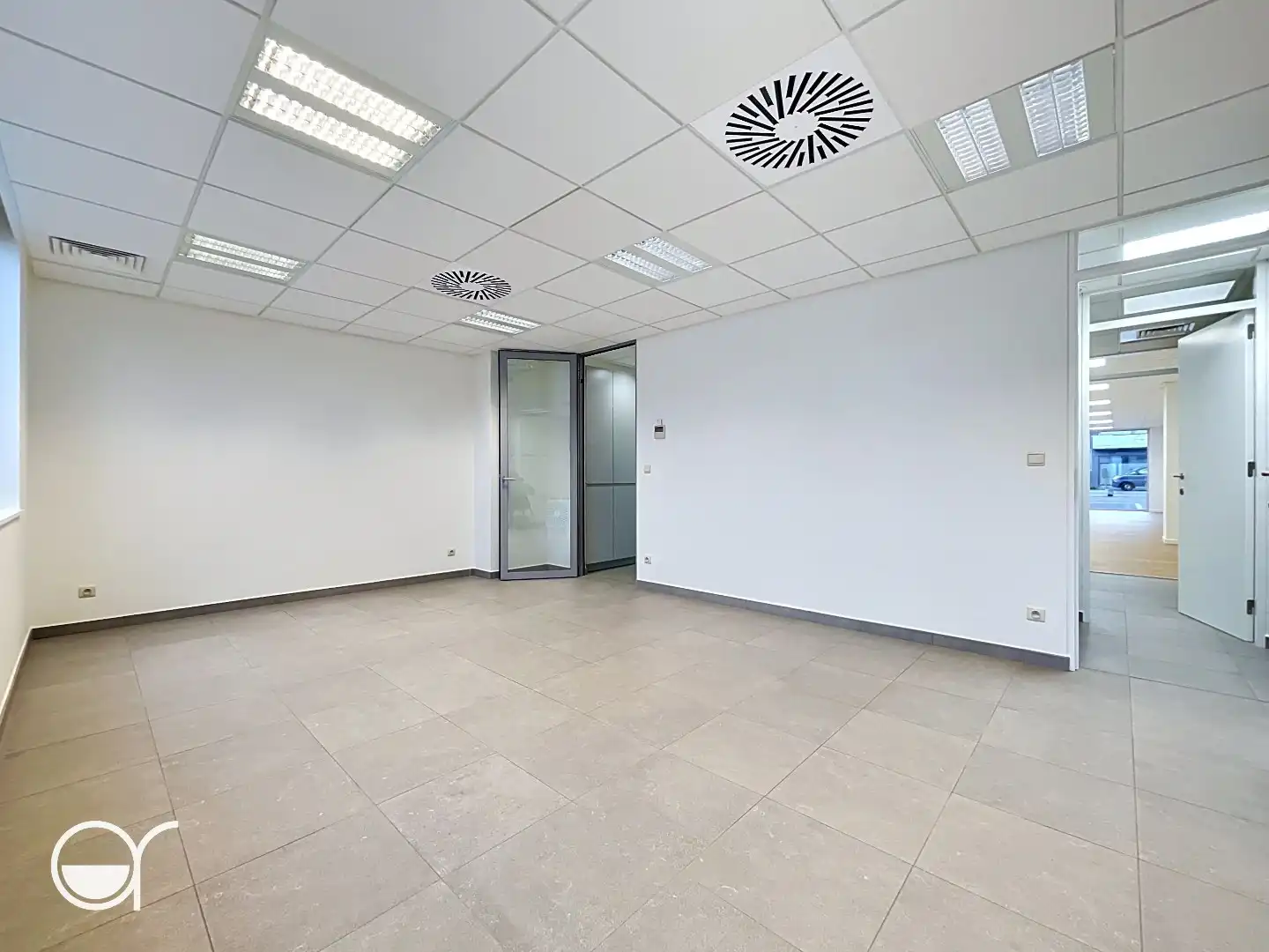 Gerenoveerd kantoor met drie autostaanplaatsen foto 3