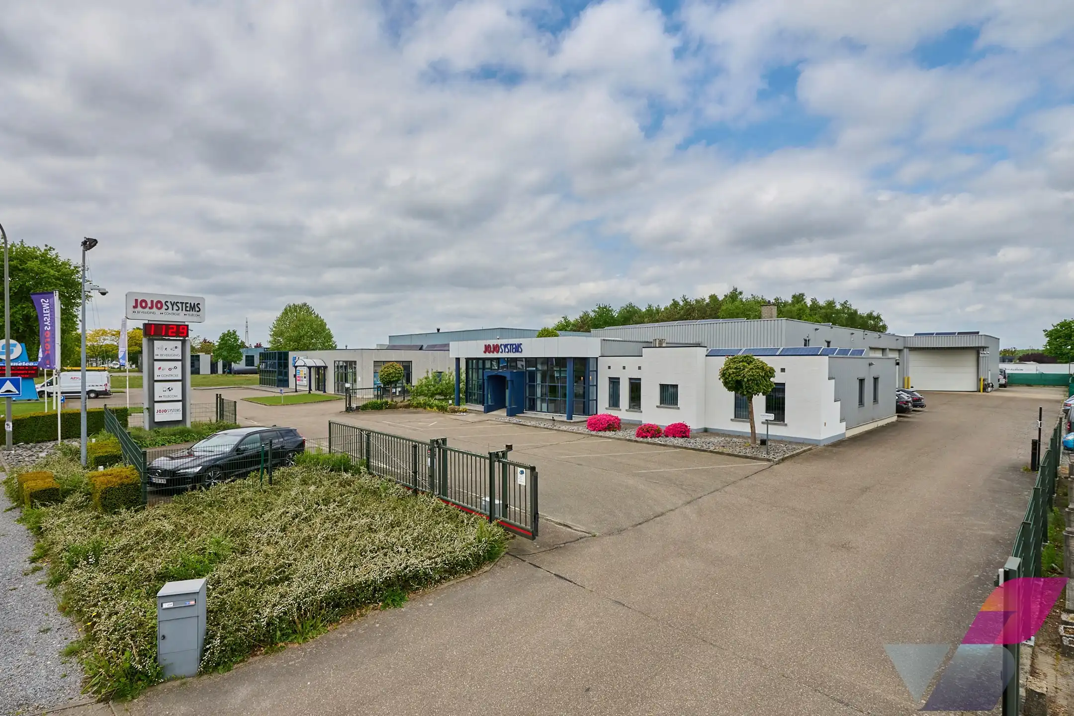 MULTIFUNCTIONEEL GEBOUW OP MOOIE ZICHTLOCATIE foto {{pictureIndex}}