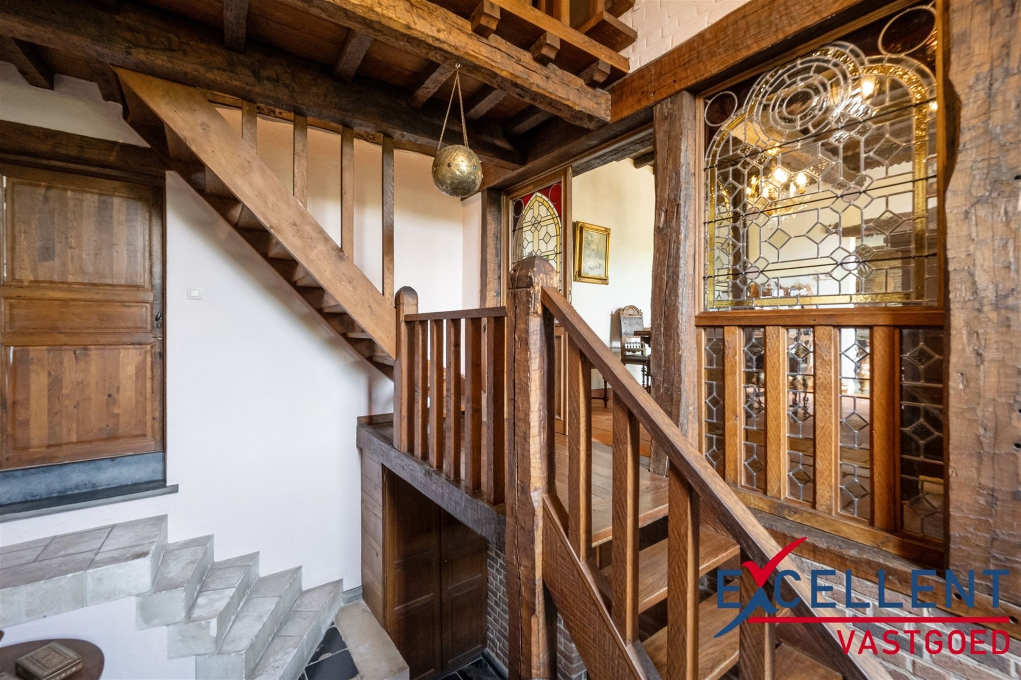 Karaktervolle villa met weides en stallen te koop foto 4
